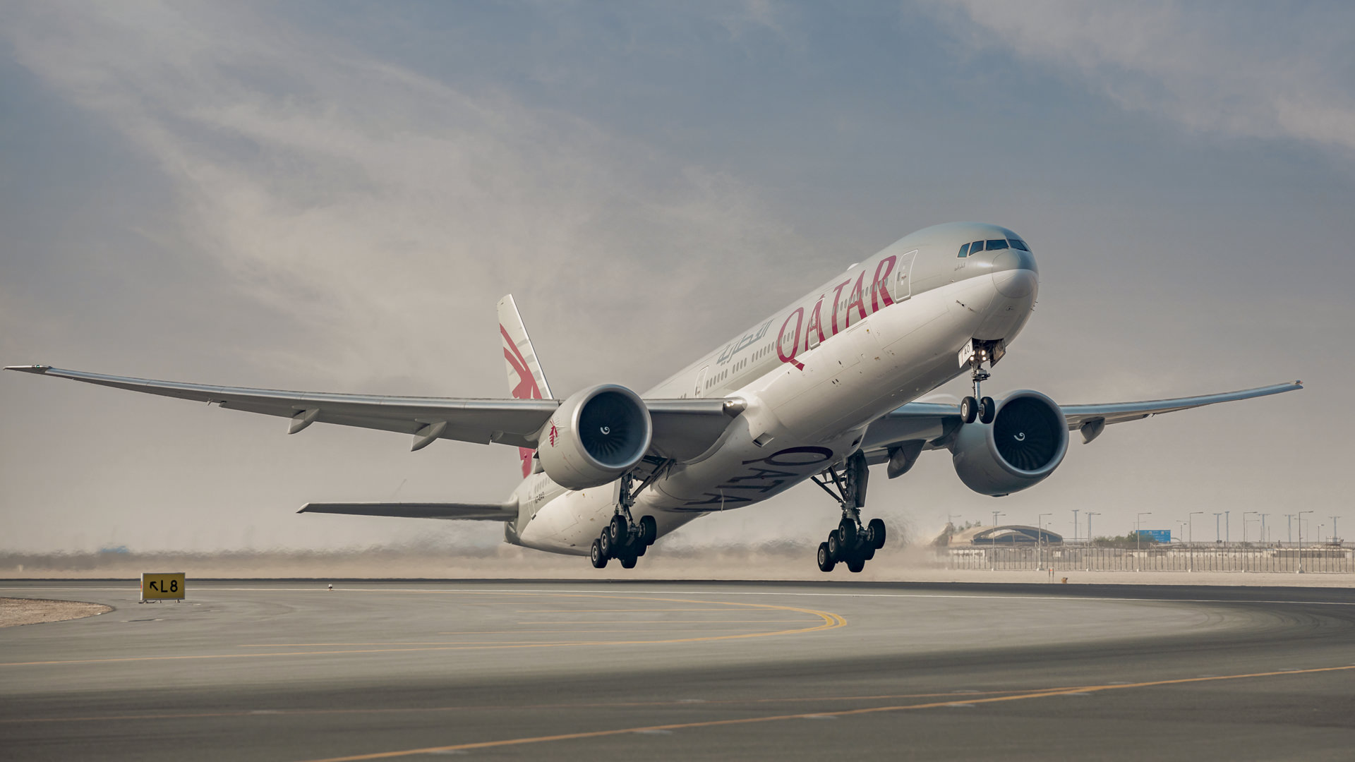 Катар купить авиабилет. Боинг 777 Freighter. Самолет Катар Эйрвейз. Авиакомпания Qatar Боинг-777. Катар Эйрлайнс самолеты.